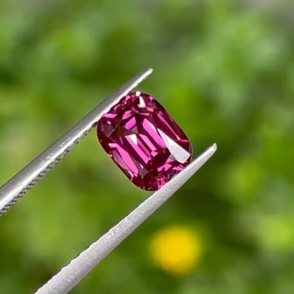 1.16ct Rhodolite Garnet from the Umba valley, Tanzania. - Picture 5 of 9